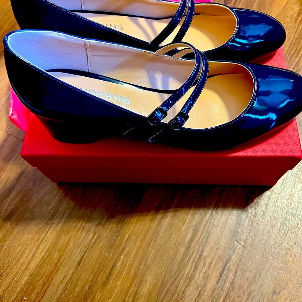 Wayden Navy Patent leather chunky heal shoes
